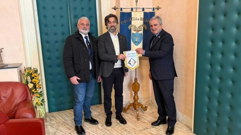 Il presidente Angelo Pomes con i rappresentanti di Apamri presso la Provincia di Brindisi